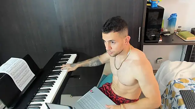 Snapshot of logan_smith chatting on 11-03-25, 12:39 logan smith online show from 11-03-25, 12:39