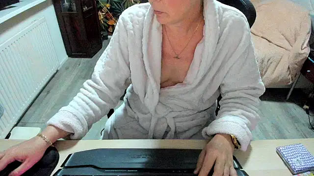 minoesje37 online show from 03-13-25, 08:43