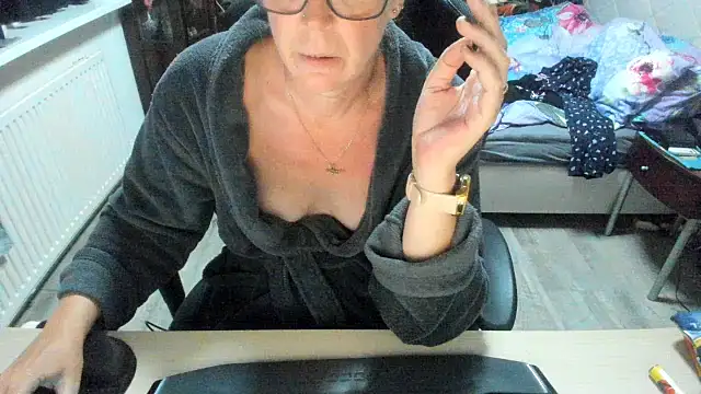 minoesje37 online show from 09-30-25, 07:30