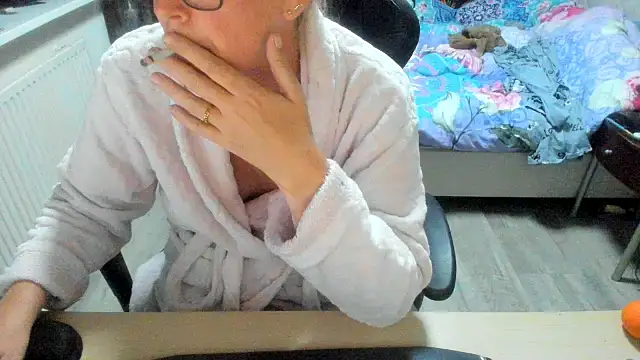 minoesje37 online show from 10-06-25, 07:11