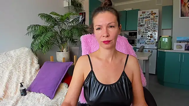 Snapshot of ChristinaGlory chatting on 10-20-25, 09:21 ChristinaGlory online show from 10-20-25, 09:21