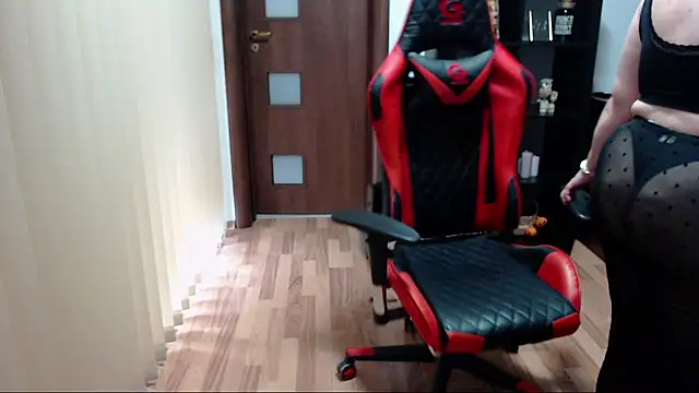 Snapshot of MissTroublle chatting on 10-18-25, 12:28 MissTroublle online show from 10-18-25, 12:28