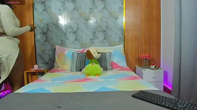 Snapshot of Angeluzii chatting on 12-18-25, 04:46 Angeluzii online show from 12-18-25, 04:46