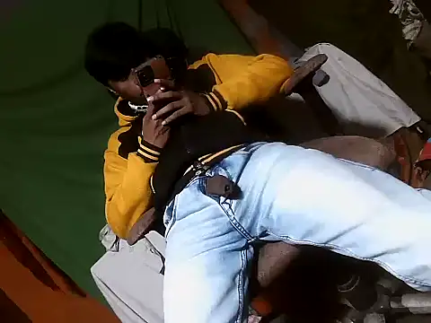 Snapshot of desiboy1101 chatting on 12-15-25, 01:59 desiboy1101 online show from 12-15-25, 01:59