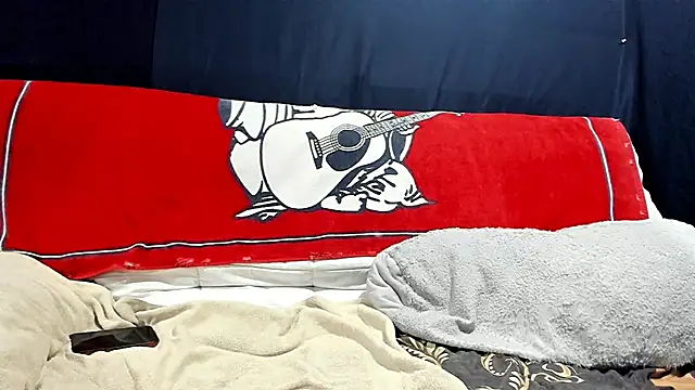 Snapshot of iBreakHeartz chatting on 12-10-24, 01:00 iBreakHeartz online show from 12-10-24, 01:00