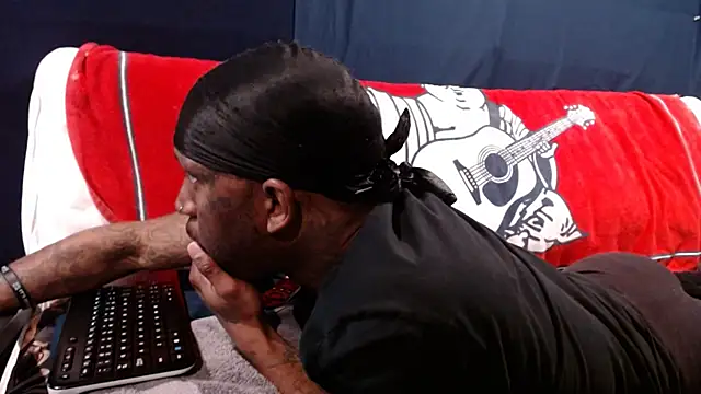 Snapshot of iBreakHeartz chatting on 12-20-24, 01:25 iBreakHeartz online show from 12-20-24, 01:25