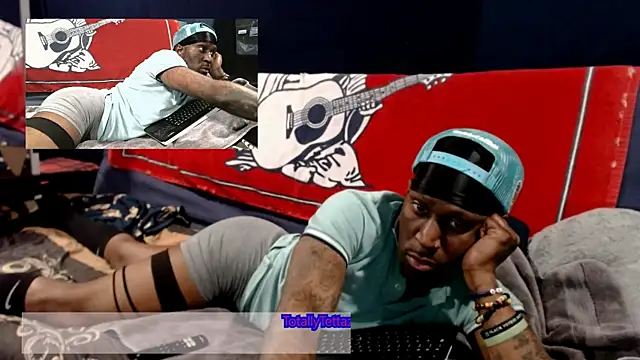 Snapshot of iBreakHeartz chatting on 01-16-25, 06:35 iBreakHeartz online show from 01-16-25, 06:35