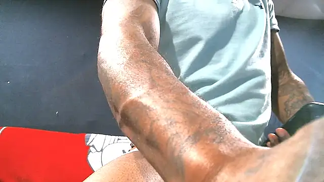 Snapshot of iBreakHeartz chatting on 01-17-25, 03:45 iBreakHeartz online show from 01-17-25, 03:45