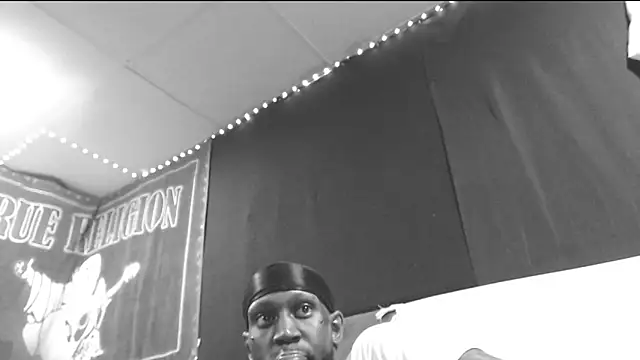 Snapshot of iBreakHeartz chatting on 09-21-25, 02:46 iBreakHeartz online show from 09-21-25, 02:46