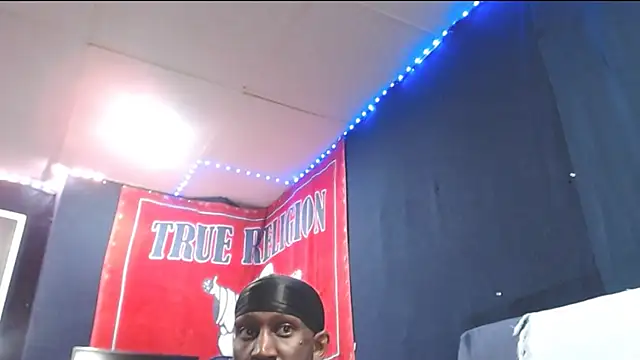 Snapshot of iBreakHeartz chatting on 09-30-25, 02:38 iBreakHeartz online show from 09-30-25, 02:38