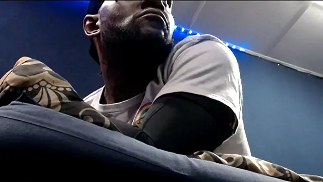 Snapshot of iBreakHeartz chatting on 10-31-25, 08:37 iBreakHeartz online show from 10-31-25, 08:37