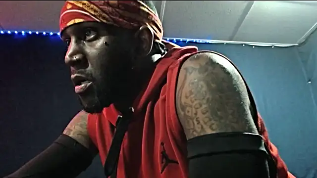 Snapshot of iBreakHeartz chatting on 11-04-25, 02:38 iBreakHeartz online show from 11-04-25, 02:38