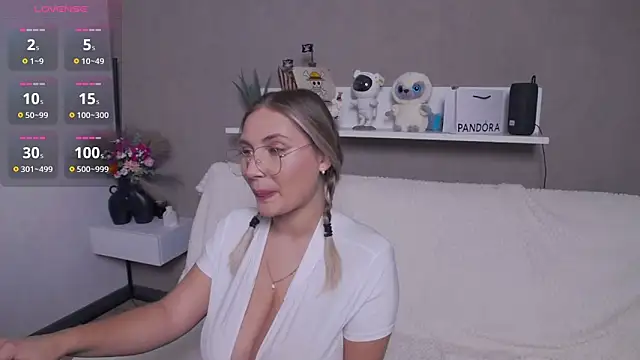 Snapshot of DakotaMae chatting on 11-21-25, 04:16 DakotaMae online show from 11-21-25, 04:16