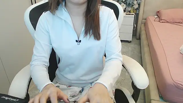 Snapshot of Hanako_love chatting on 12-21-24, 03:25 Hanako love online show from 12-21-24, 03:25