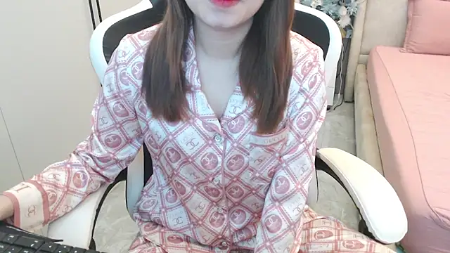 Snapshot of Hanako_love chatting on 12-23-24, 02:45 Hanako love online show from 12-23-24, 02:45