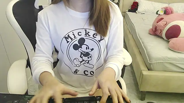 Snapshot of Hanako_love chatting on 01-07-25, 03:33 Hanako love online show from 01-07-25, 03:33
