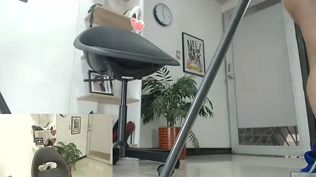 Snapshot of carieBelle1 chatting on 01-21-25, 02:37 carieBelle1 online show from 01-21-25, 02:37