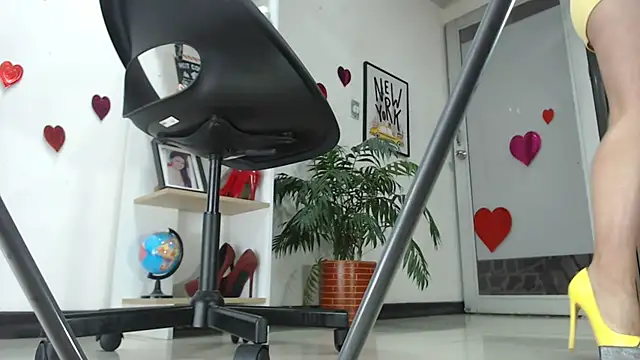 Snapshot of carieBelle1 chatting on 02-21-25, 12:06 carieBelle1 online show from 02-21-25, 12:06