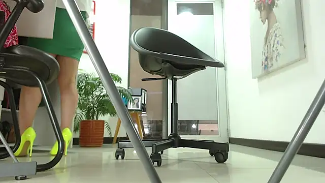 Snapshot of carieBelle1 chatting on 10-06-25, 12:02 carieBelle1 online show from 10-06-25, 12:02