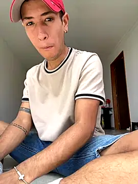 Snapshot of RetainedHound chatting on 10-05-25, 04:49 RetainedHound online show from 10-05-25, 04:49