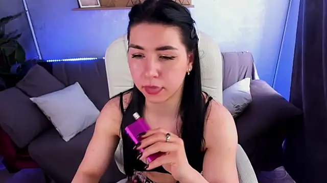 Snapshot of EmilyCandyy chatting on 03-20-25, 12:32 EmilyCandyy online show from 03-20-25, 12:32
