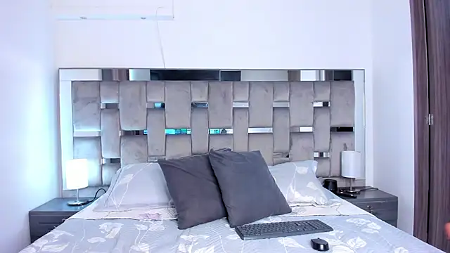 Snapshot of Cammiila chatting on 02-15-25, 04:45 Cammiila online show from 02-15-25, 04:45