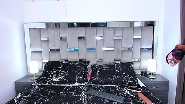 Snapshot of Cammiila chatting on 09-11-25, 10:15 Cammiila online show from 09-11-25, 10:15