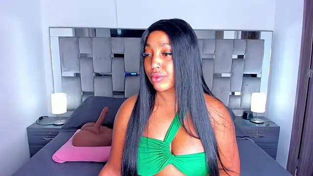 Snapshot of Cammiila chatting on 10-10-25, 11:20 Cammiila online show from 10-10-25, 11:20