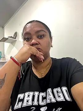 Snapshot of yanza2002 chatting on 10-16-25, 11:06 yanza2002 online show from 10-16-25, 11:06