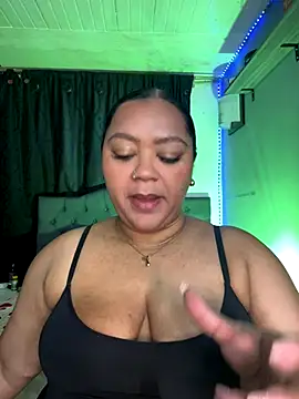 Snapshot of yanza2002 chatting on 10-18-25, 12:02 yanza2002 online show from 10-18-25, 12:02