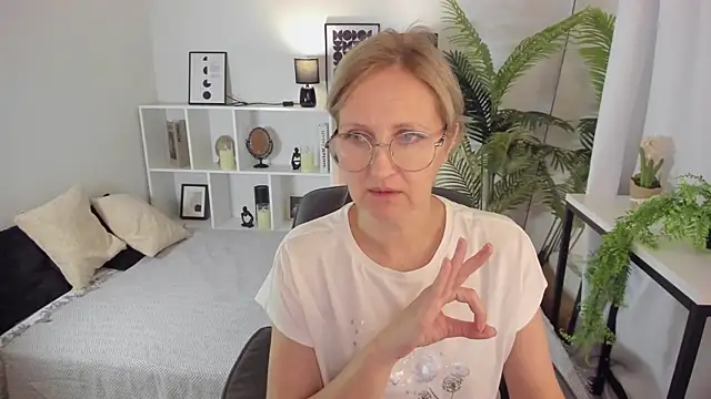 Paris Cherry online show from 09-28-25, 08:03