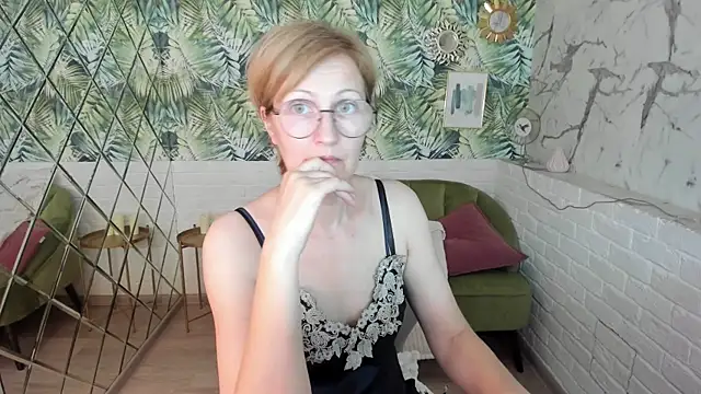 Snapshot of Paris_Cherry chatting on 06-28-26, 06:03 Paris Cherry online show from 06-28-26, 06:03