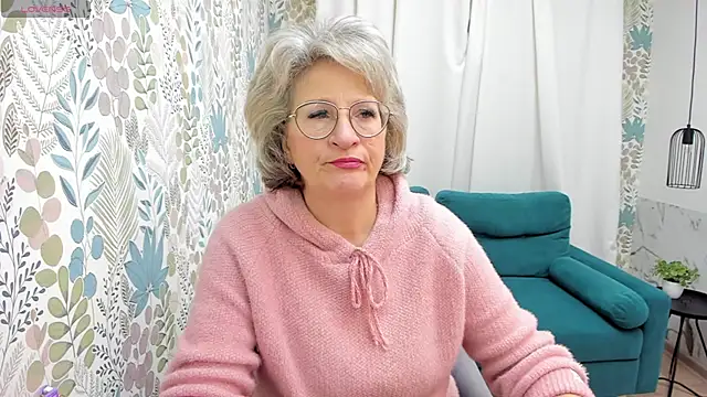 Snapshot of EvelynJoyful chatting on 12-16-24, 05:17 EvelynJoyful online show from 12-16-24, 05:17