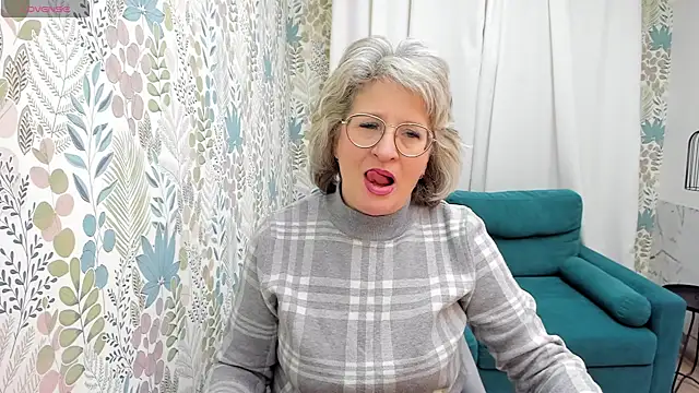 Snapshot of EvelynJoyful chatting on 12-20-24, 04:53 EvelynJoyful online show from 12-20-24, 04:53