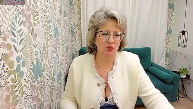 Snapshot of EvelynJoyful chatting on 02-06-25, 08:18 EvelynJoyful online show from 02-06-25, 08:18