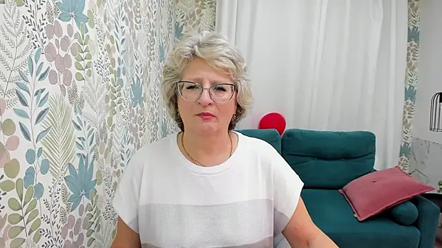 Snapshot of EvelynJoyful chatting on 09-10-25, 06:35 EvelynJoyful online show from 09-10-25, 06:35