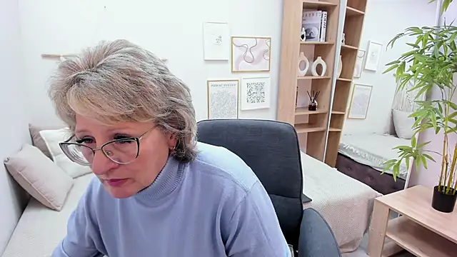 Snapshot of EvelynJoyful chatting on 10-17-25, 05:21 EvelynJoyful online show from 10-17-25, 05:21