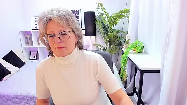 Snapshot of EvelynJoyful chatting on 11-04-25, 05:06 EvelynJoyful online show from 11-04-25, 05:06