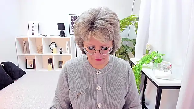 Snapshot of EvelynJoyful chatting on 11-17-25, 05:13 EvelynJoyful online show from 11-17-25, 05:13