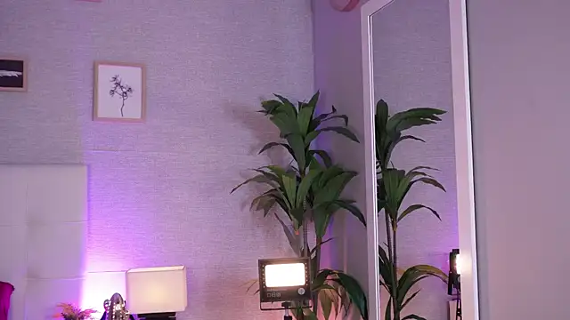 cinnamon afrodit online show from 10-19-25, 07:47