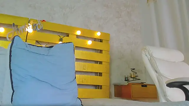 Snapshot of cristinapuerta_ chatting on 09-24-25, 11:46 cristinapuerta online show from 09-24-25, 11:46