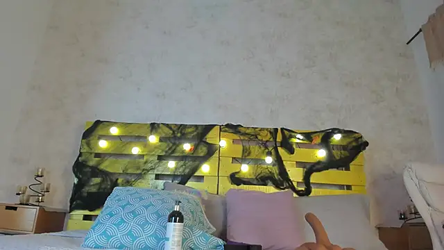 Snapshot of cristinapuerta_ chatting on 10-21-25, 11:33 cristinapuerta online show from 10-21-25, 11:33