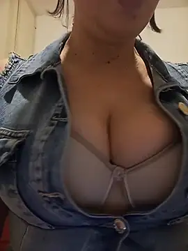 Snapshot of Dolcissima33 chatting on 06-16-26, 06:38 Dolcissima33 online show from 06-16-26, 06:38