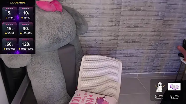 TinnaCobb online show from 10-23-25, 04:17