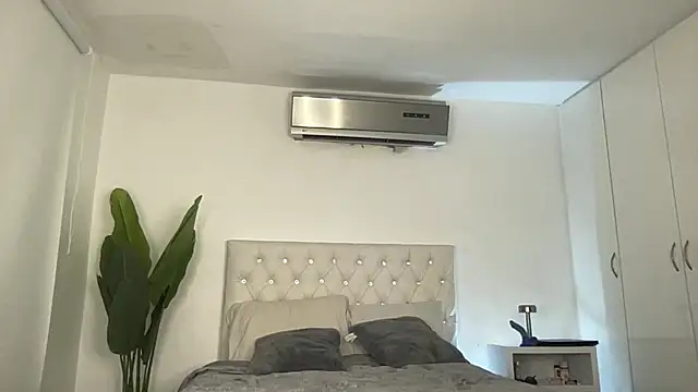 Snapshot of Michell_simons chatting on 03-21-25, 07:44 Michell simons online show from 03-21-25, 07:44