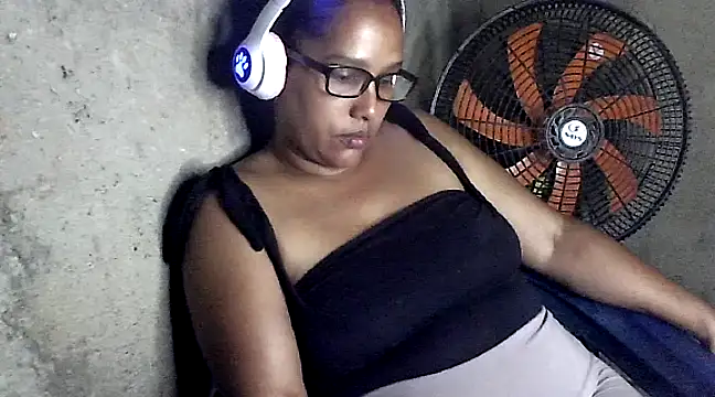 Snapshot of Damita999 chatting on 01-15-25, 02:27 Damita999 online show from 01-15-25, 02:27