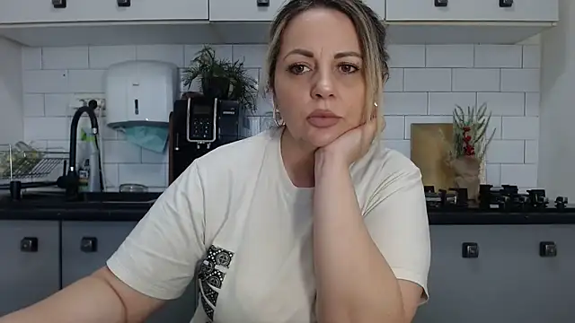 erikaerika online show from 01-05-25, 01:04