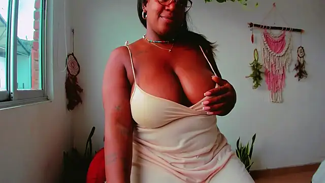 Snapshot of Adrilovechocolate chatting on 12-05-24, 05:39 Adrilovechocolate online show from 12-05-24, 05:39