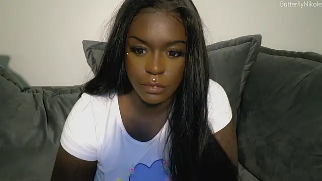 Snapshot of butterflynikole chatting on 02-18-26, 02:07 butterflynikole online show from 02-18-26, 02:07