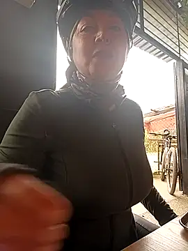 Snapshot of emma_tour chatting on 10-03-25, 02:36 emma tour online show from 10-03-25, 02:36